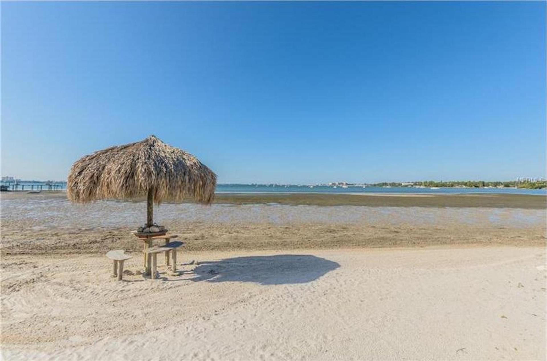 Affordable Two Bedroom Tropical Condo - Private Beach, Pools, Hot Tub سانت بطرسبرج المظهر الخارجي الصورة