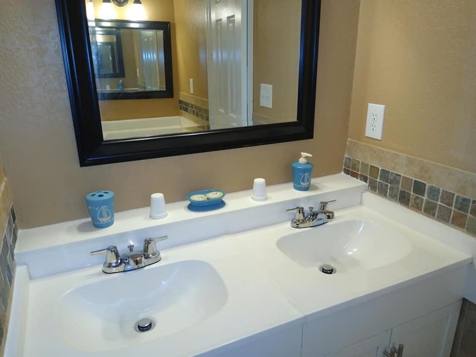 Affordable Two Bedroom Tropical Condo - Private Beach, Pools, Hot Tub سانت بطرسبرج المظهر الخارجي الصورة
