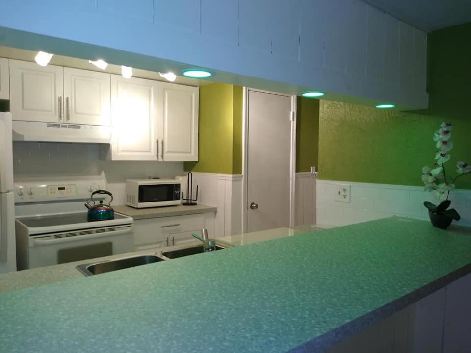 Affordable Two Bedroom Tropical Condo - Private Beach, Pools, Hot Tub سانت بطرسبرج المظهر الخارجي الصورة
