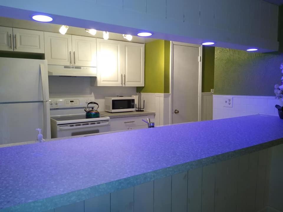 Affordable Two Bedroom Tropical Condo - Private Beach, Pools, Hot Tub سانت بطرسبرج المظهر الخارجي الصورة